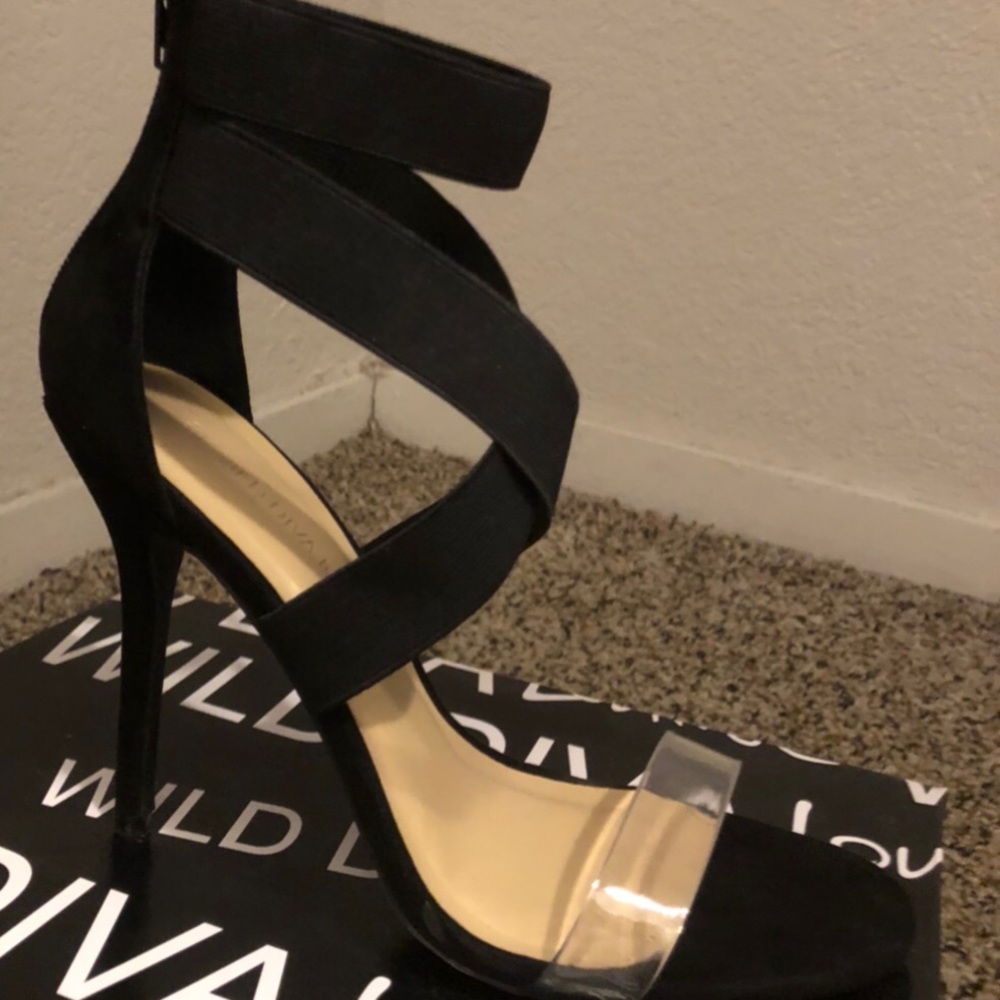 👠👠🖤🖤